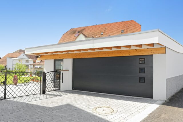 porte de garage sectionnelle gris basalte avec hublots